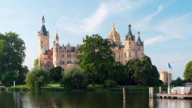 Güneşli bir yaz gününde Güzel Schwerin Şatosu