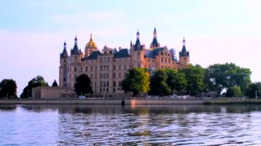 Güneşli bir yaz gününde Güzel Schwerin Şatosu.