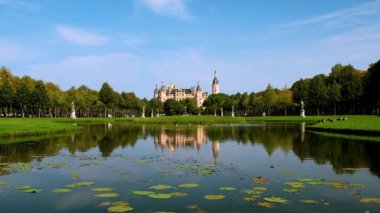 Güneşli bir yaz gününde Güzel Schwerin Şatosu