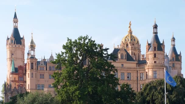 Bellissimo castello Schwerin in una giornata estiva soleggiata — Video Stock