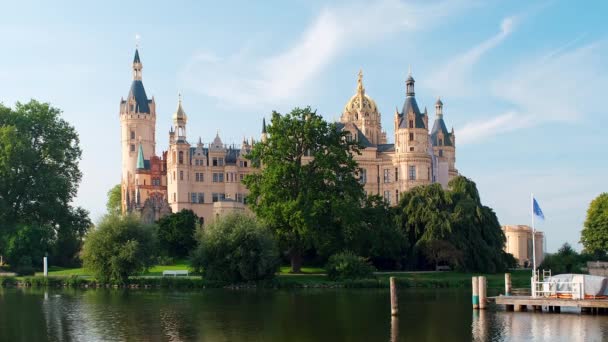 Güneşli bir yaz gününde Güzel Schwerin Şatosu — Stok video