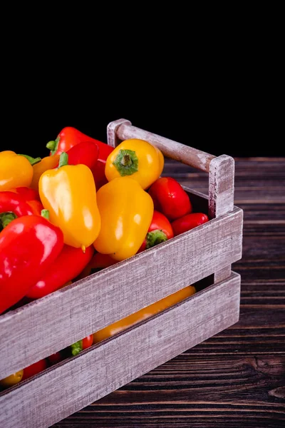 Färsk färgad paprika på en rustik trä bakgrund. — Stockfoto