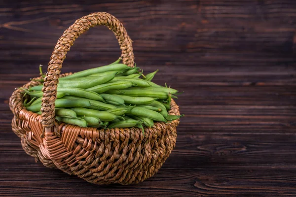 Fresh green beans on wooden table on rustic wooden background. — Stock Photo, Image