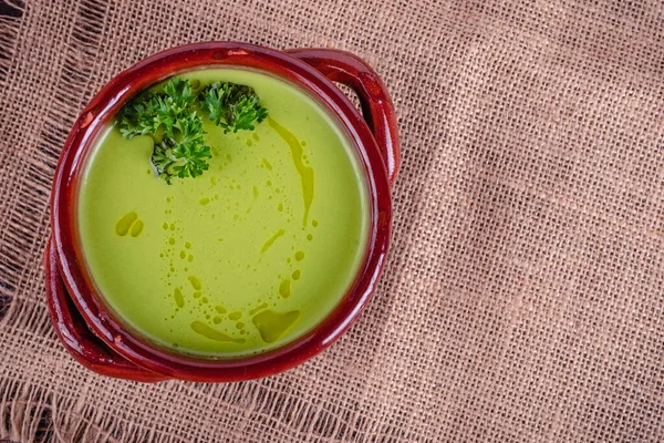 Sopa cremosa de espargos frescos e ingredientes em uma mesa de madeira. — Fotografia de Stock