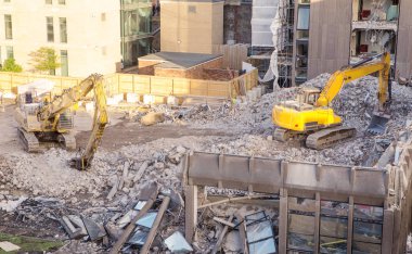 ağır makine yolu yeni bir şeyler yapmak için bir bina aşağı vurma ile site oluşturma