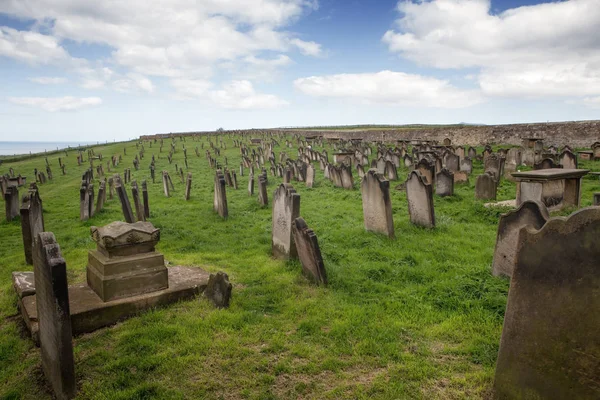 Anglii Hrabstwie North Yorkshire Nagrobki Cmentarz Mary Whitby — Zdjęcie stockowe