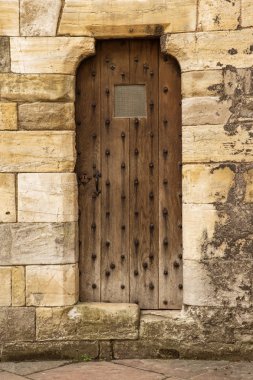 bir kale içinde eski ahşap kapı 
