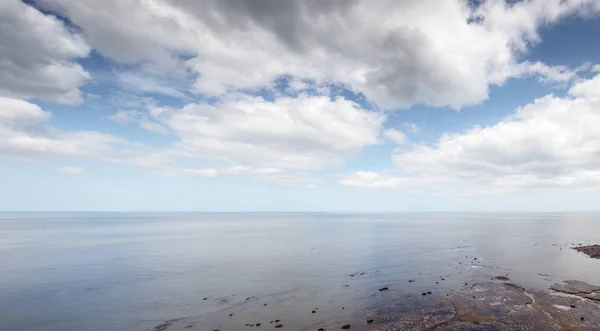 Θαλασσογραφία Άσπρο Φουντωτό Σύννεφα Που Λαμβάνονται Γύρω Από Την Ακτή — Φωτογραφία Αρχείου