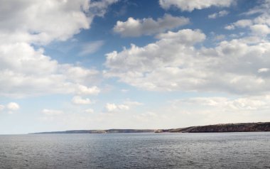 İngiltere'de York'ta sahil çevresinde alınan beyaz kabarık bulutlar ile deniz manzarası