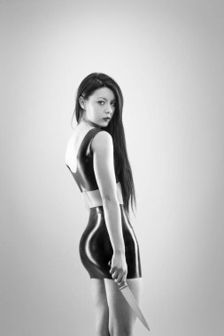 Lateks giyen genç kadın görüntüsünü stüdyo