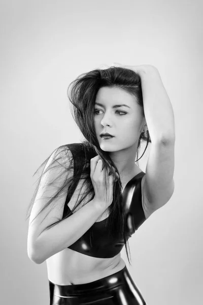 ラテックスを身に着けている若い女性のスタジオ画像 — ストック写真
