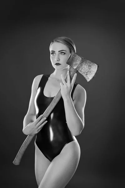 Lateks Giyen Genç Kadın Studio Siyah Beyaz Görüntü — Stok fotoğraf