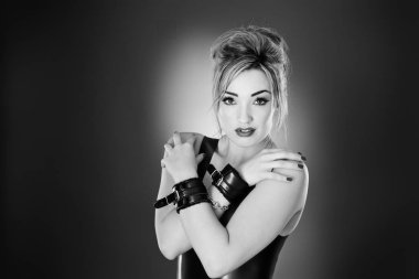 Lateks giyen genç kadın Studio siyah beyaz görüntü