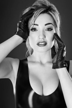 Lateks giyen genç kadın Studio siyah beyaz görüntü