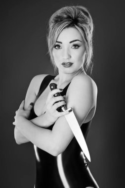 Lateks giyen genç kadın Studio siyah beyaz görüntü