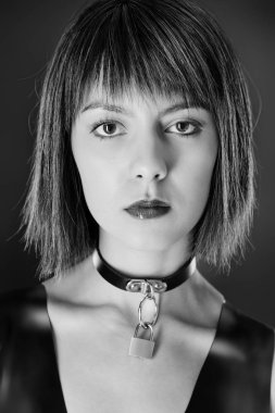 Lateks giyen genç kadın Studio siyah beyaz görüntü