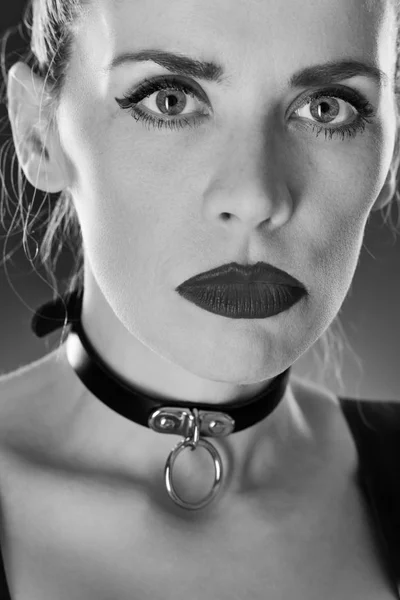 ラテックスを身に着けている若い女性の黒と白のスタジオ画像 — ストック写真