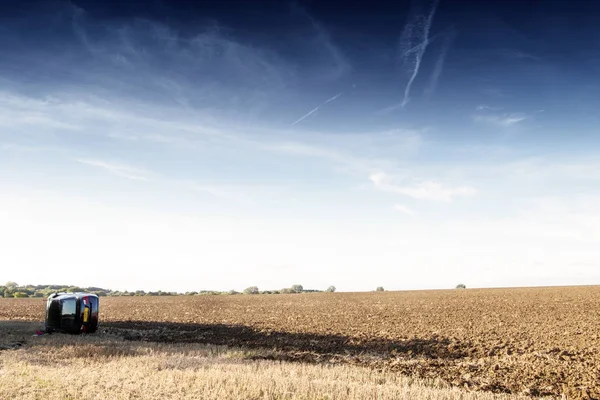 Carro Seu Rolou Para Seu Lado Campo Depois Para Rápido — Fotografia de Stock