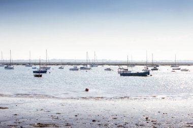 manzara Imge Batı mersea essex İngiltere'de alınan deniz üzerinde teknelerin