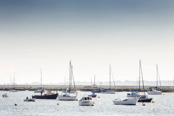 Manzara Imge Batı Mersea Essex Ngiltere Alınan Deniz Üzerinde Teknelerin — Stok fotoğraf