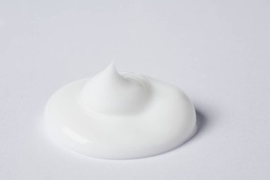 Güzellik krem beyaz arka plan üzerinde tek damla detay kapatmak