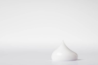 Güzellik krem beyaz arka plan üzerinde tek damla detay kapatmak