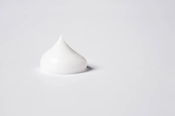 Dettaglio Ravvicinato Singola Goccia Crema Bellezza Fondo Bianco — Foto Stock