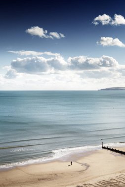 Bournemouth boyunca kıyı şeridi boyunca deniz manzarası görüntü