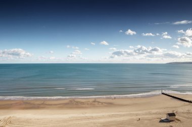 Bournemouth boyunca kıyı şeridi boyunca deniz manzarası görüntü
