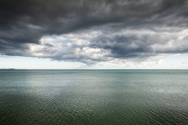 Bournemouth boyunca kıyı şeridi boyunca deniz manzarası görüntü