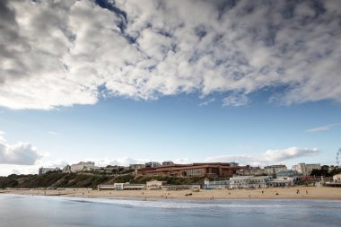 Bournemouth boyunca kıyı şeridi boyunca deniz manzarası görüntü