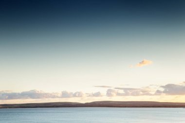 Bournemouth boyunca kıyı şeridi boyunca deniz manzarası görüntü