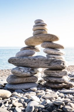 Dengeleme kaya veya taş balancin, doğal olarak deniz bir plajda dengeli