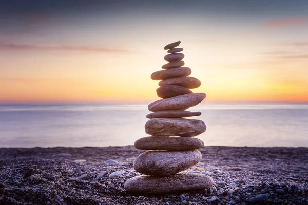 Bilanciamento Della Roccia Bilanciamento Della Pietra Naturalmente Equilibrato Una Spiaggia — Foto Stock