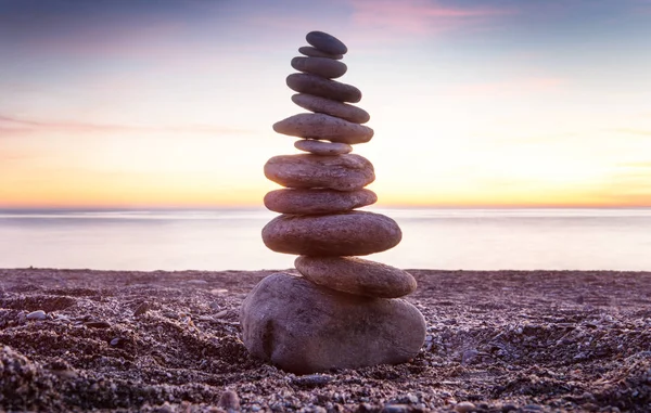 Bilanciamento Della Roccia Bilanciamento Della Pietra Naturalmente Equilibrato Una Spiaggia — Foto Stock