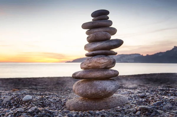 Bilanciamento Della Roccia Bilanciamento Della Pietra Naturalmente Equilibrato Una Spiaggia — Foto Stock