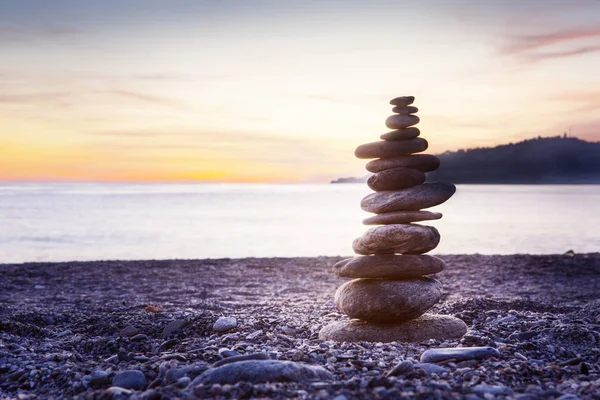 Bilanciamento Della Roccia Bilanciamento Della Pietra Naturalmente Equilibrato Una Spiaggia — Foto Stock