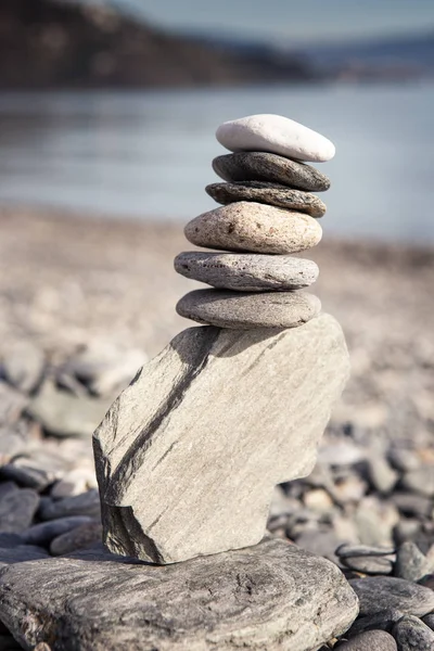 Εξισορρόπηση Ροκ Πέτρας Balancin Φυσικά Ισορροπημένη Μια Παραλία Θάλασσα Πίσω — Φωτογραφία Αρχείου