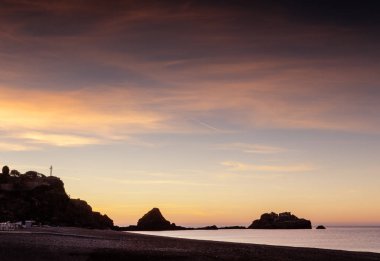 costa de tropikal Almunecar İspanya ile arka planda Penones del Santo çapraz büyük bir plajda gündoğumu