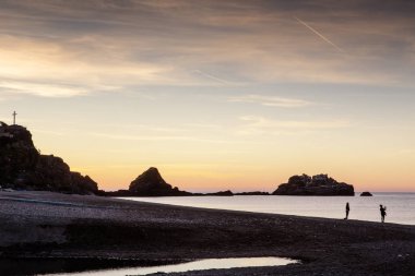 costa de tropikal Almunecar İspanya ile arka planda Penones del Santo çapraz büyük bir plajda gündoğumu