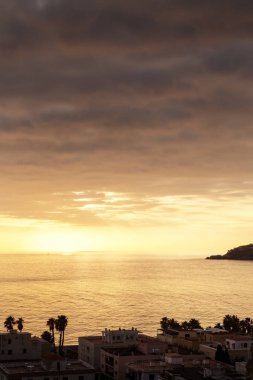 Golden sunset siluet ile almunecar İspanya