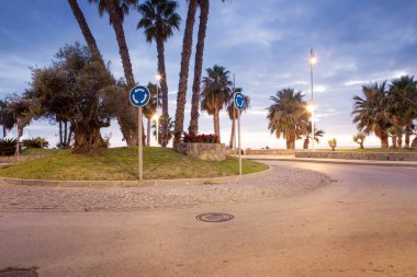 Geceleri almunecar İspanya'da gün batımı hakkında yuvarlak 