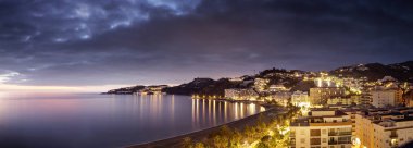 gün batımı ile almunecar İspanya şimdi bir turizm eski balıkçı köyü.