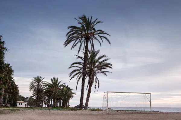 夕暮れ時にアルムネ カール スペインのビーチでゴール ポスト — ストック写真