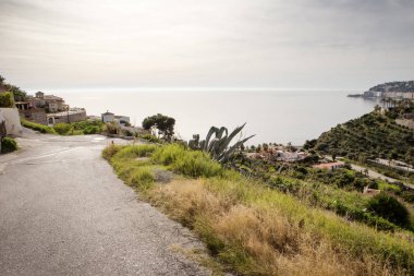 dağların ve denizin tepe görünümü