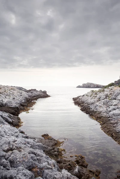 Sakin bir denize karşı taşlı plaj — Stok fotoğraf