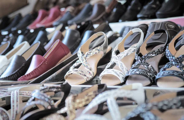 Muchos zapatos para la venta — Foto de Stock