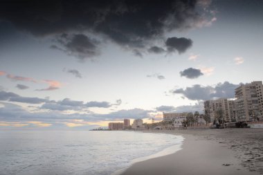 İspanya'da bir plajda gün batımı