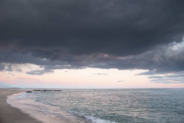 İspanya'da bir plajda gün batımı