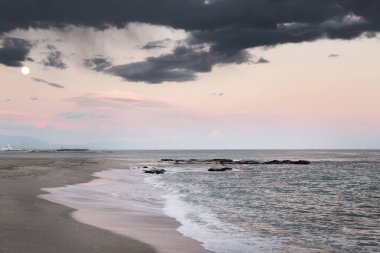 İspanya'da bir plajda gün batımı